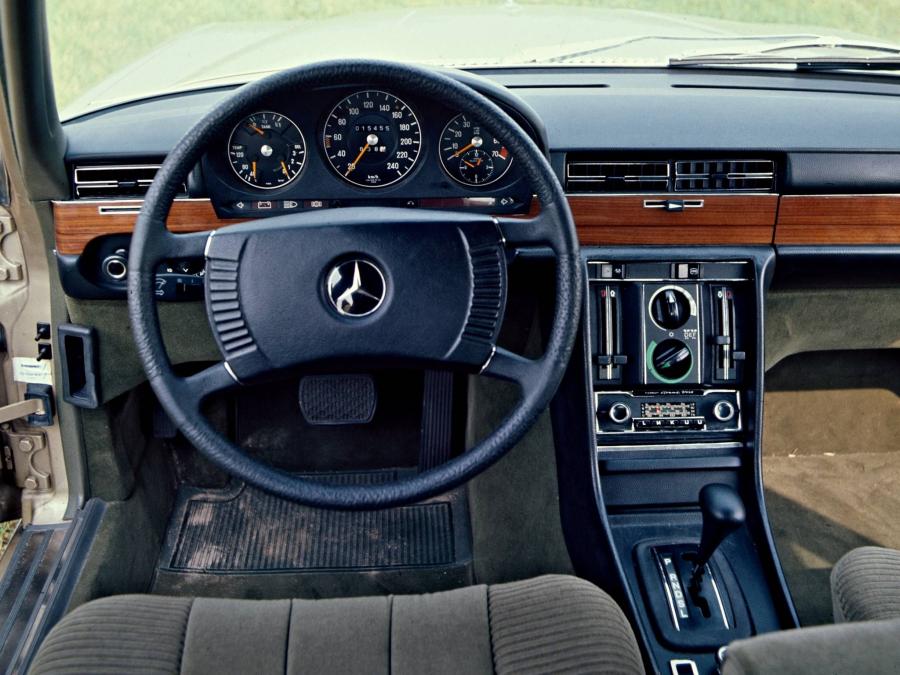 Панель приборов Mercedes-Benz 450 SEL 6.9 (W116) 1975 года  (фото 26 из 27)